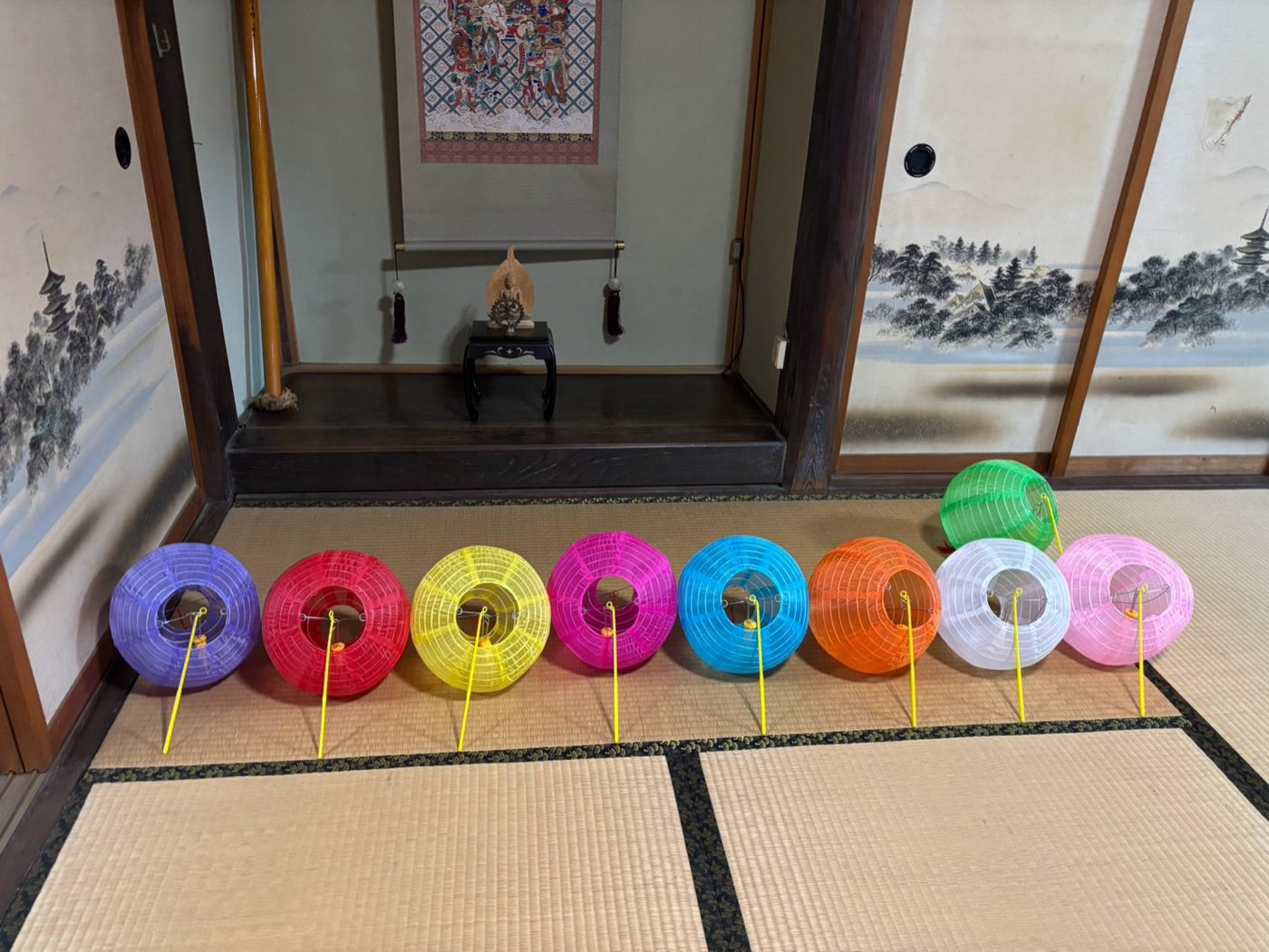 本堂の広間に並べられた9色の提灯